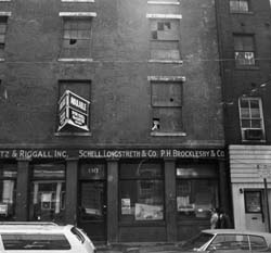 [128-130 Chestnut Street]  130 Chestnut St.  (2/22/1977)   Philadelphia Historical Commission Files, Philadelphia Historical Commission.  Local ID #: 18951-1  